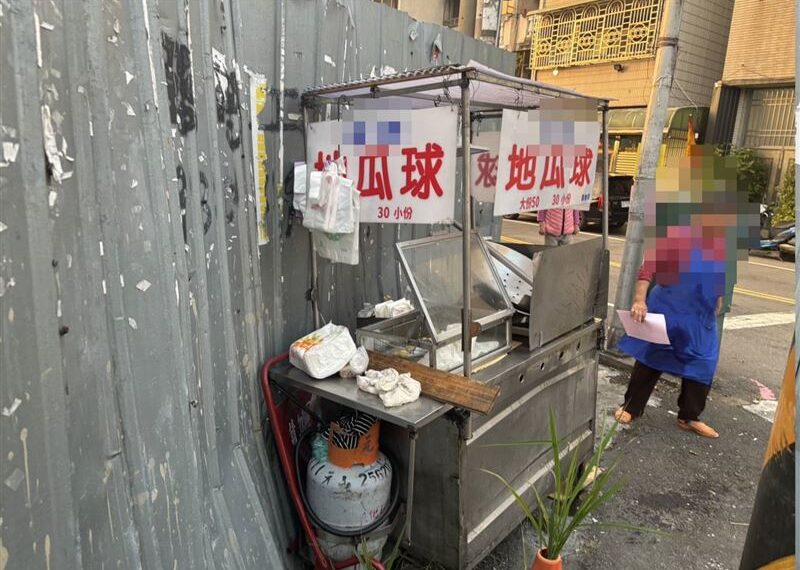 台灣新聞通訊社-無人小貨車「詭異滑動」撞攤販！地瓜球嬤閃不及掛彩　竟是沒拉手煞釀禍
