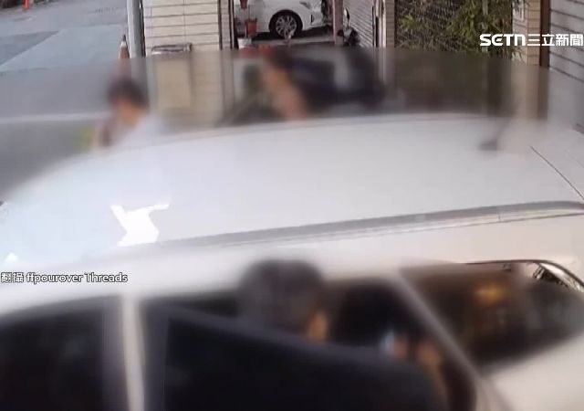 台灣新聞通訊社-無視禁停告示！過年出遊休旅車硬停店家騎樓