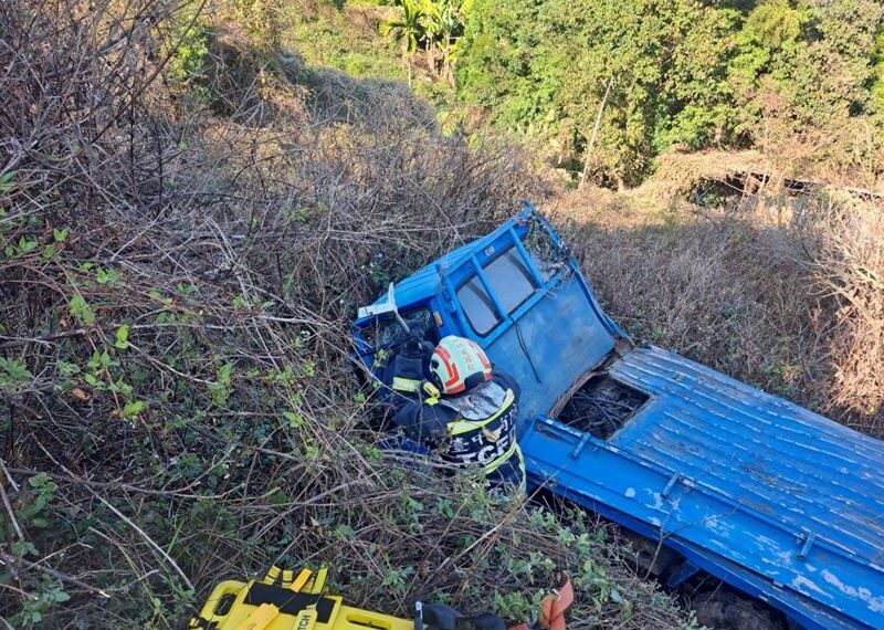台灣新聞通訊社-快訊/除夕不平靜!小貨車經公墓旁突翻車 台中72歲翁受困無呼吸了
