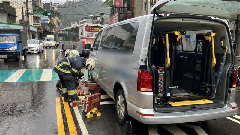 台灣新聞通訊社-快訊／新北行人遭復康巴士猛撞　命危送醫搶救中