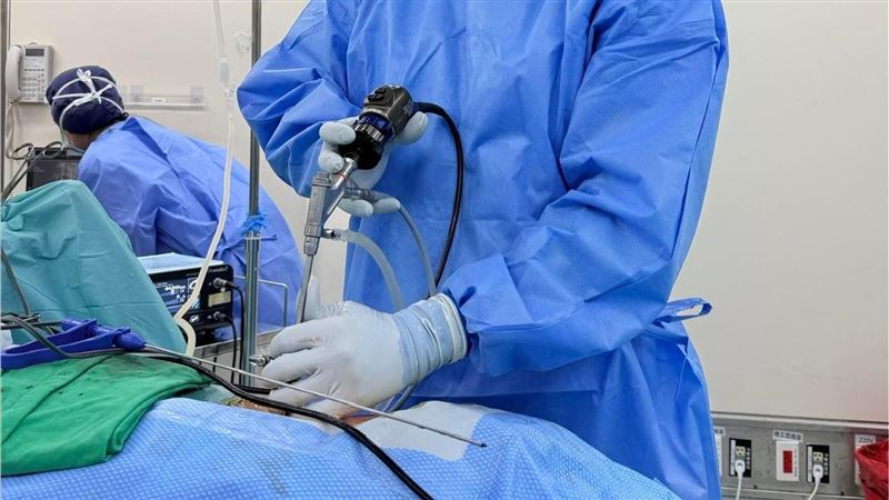 台灣新聞通訊社-快訊／找廠商代開刀！中榮腦神經外科2名醫遭聲押　100萬交保、限境限海