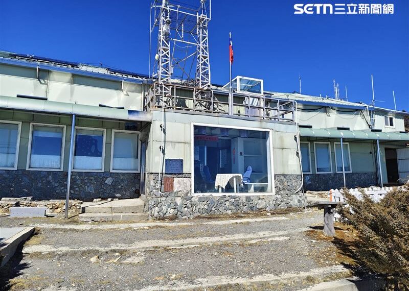 台灣新聞通訊社-全台最高年夜飯!他們「除夕留守玉山」日操15小時 海拔3858公尺圍爐