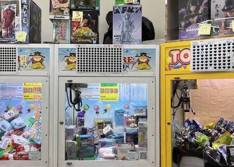 台灣新聞通訊社-還拿最貴的A賞！娃娃機店偷一番賞公仔　中年男：我就是要航海王