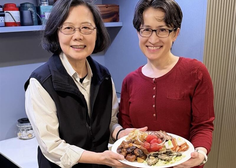 台灣新聞通訊社-蔡英文除夕夜再邀蕭美琴圍爐 秀捧年夜飯燦笑合照:幕僚說這叫飯撒?