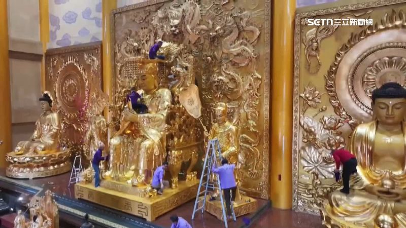 台灣新聞通訊社-獨家／爬2層樓幫玉皇大帝擦臉！天公廟動員50人洗神