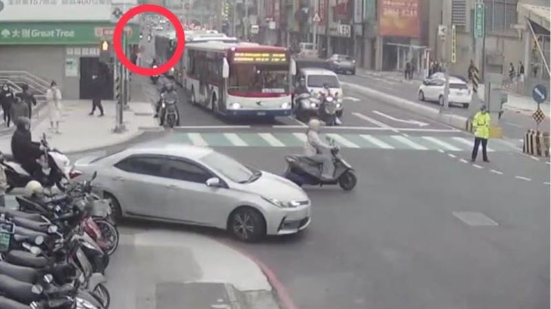 台灣新聞通訊社-新莊恐怖行車糾紛！機車男疑不滿「被瞪」　當街攻擊騎士、持鐵鎚逼近