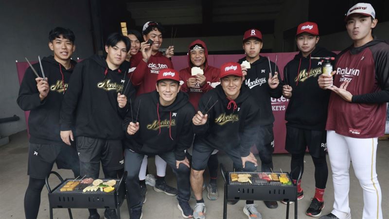台灣新聞通訊社-中職／樂天金鷲球星銀次、岡島豪郎客座春訓　和桃猿選手比賽生火吃烤肉