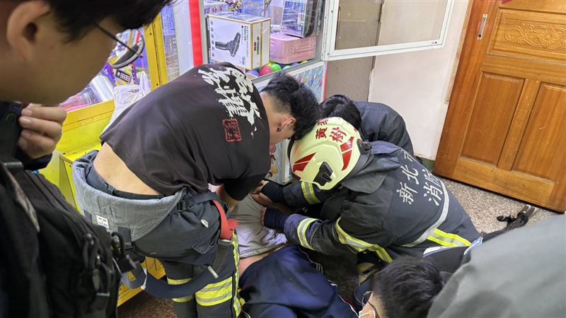 台灣新聞通訊社-快訊／新北竊賊行竊擺烏龍　受困夾娃娃機取物洞口