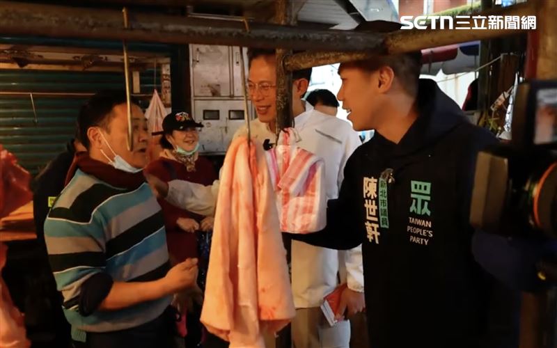 台灣新聞通訊社-黃國昌掃街被攤商問「政策牛肉」慘語塞尬笑　攤商：一直在逃避問題