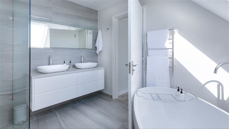 台灣新聞通訊社-浴室玻璃門水垢別硬刷！內行推「2平價神物」一擦秒恢復透亮