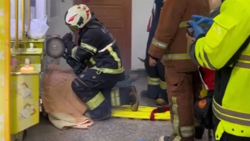 台灣新聞通訊社-新北笨賊偷娃娃機！猛鑽入「頭卡住」瞬間傻眼　超無奈躺地等警消救援