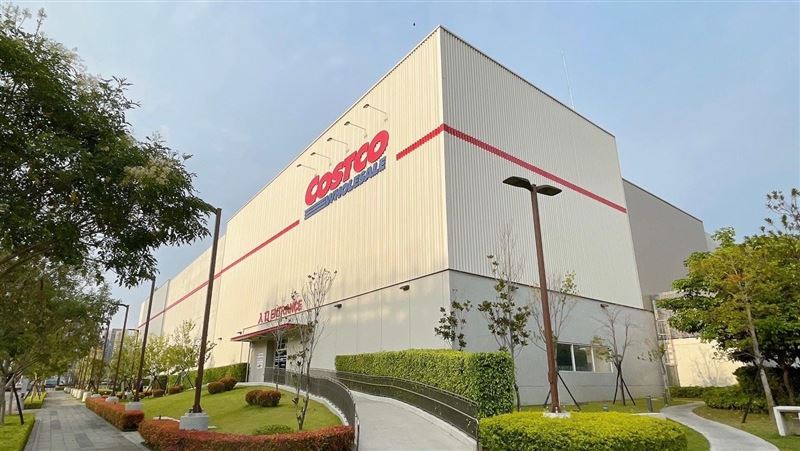 台灣新聞通訊社-好市多一口氣扛3盒！一看後推車秒懂了　網友笑翻：過年送最安全