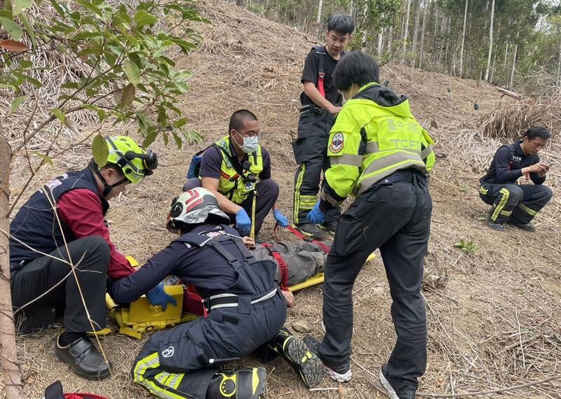 台灣新聞通訊社-快訊／台中新社驚悚車禍！67歲伯「連人帶車墜谷」口鼻噴血急送醫