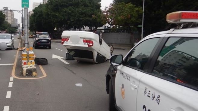台灣新聞通訊社-台中轎車猛撞分隔島秒彈飛「四輪朝天」駕駛命大脫困　驚悚畫面曝光