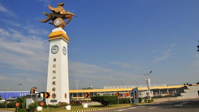 台灣新聞通訊社-正義姊急喝斥！松山機場撞見正妹　淫男轉過身DIY遭活逮