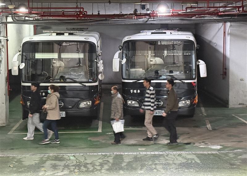 台灣新聞通訊社-新店林地淪垃圾山！200噸廢棄物丟林地保護區　清運公司負責人遭聲押