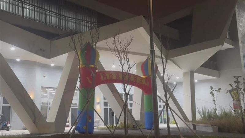 台灣新聞通訊社-6.4億運動中心淪家具賣場！民眾想預約遭拒　議員批：球場擺滿沙發床墊