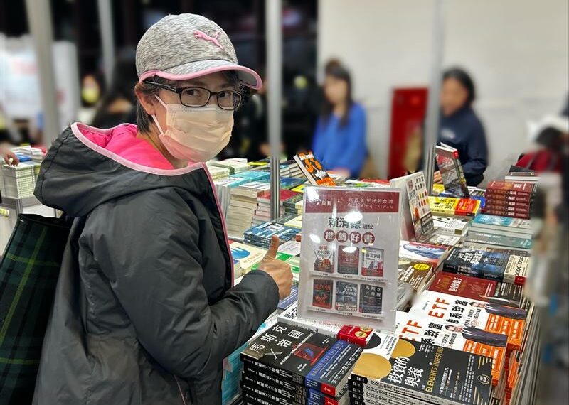 台灣新聞通訊社-戰貓書單曝光！蕭美琴變裝驚險逛書展　卻被「他」秒抓包