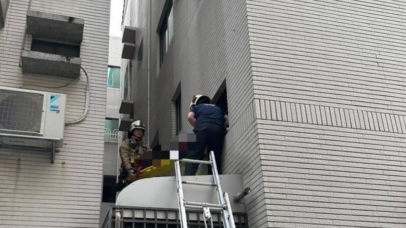 台灣新聞通訊社-喝醉後不見了！高雄男上秒躺床下秒竟詭躺採光罩送醫不治…死因成謎