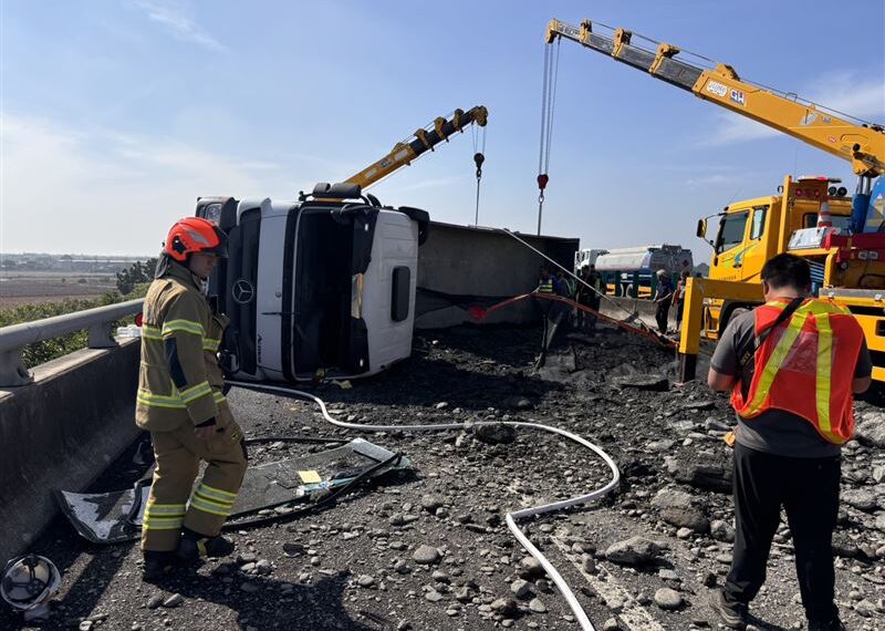 台灣新聞通訊社-快訊／用路人注意！國三屏東段貨車翻覆「回堵4公里」警方急喊快改道