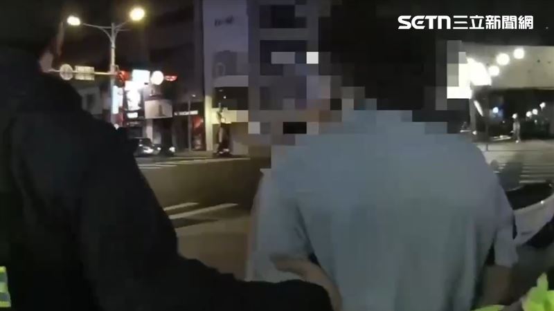 台灣新聞通訊社-帶2把水果刀搭北捷引恐慌！30歲男胸前、左腿各插一把…露刀柄嚇壞乘客