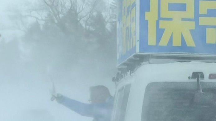 台灣新聞通訊社-暴風雪橫掃日本！「白色風暴」致能見度歸零　多地大雪恐成選情最大變數