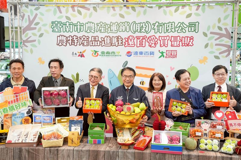 台灣新聞通訊社-台南虱目魚丸、蔬果直送愛買！拚春節3成業績　黃偉哲化身最強銷售員