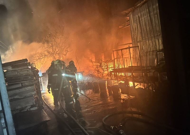 台灣新聞通訊社-除夕夜傳驚悚大火！彰化某製鞋工廠狂噴火舌　全面燃燒畫面曝光