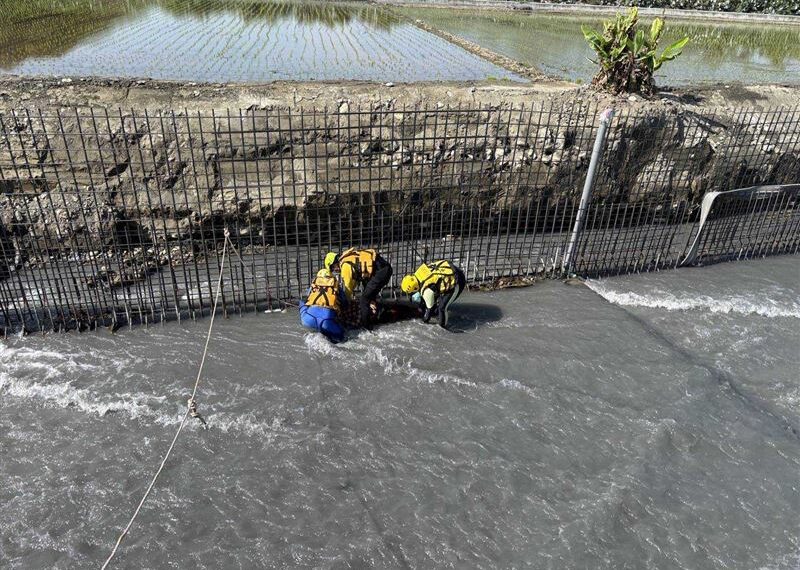 台灣新聞通訊社-快訊／78歲阿公跌落八堡圳！消防急關匣門救人　撈起卻成冰冷遺體