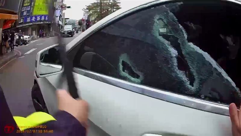 台灣新聞通訊社-賓士車拒檢倒車衝撞！員警擊破車窗攔阻掛彩　通緝犯加速逃脫