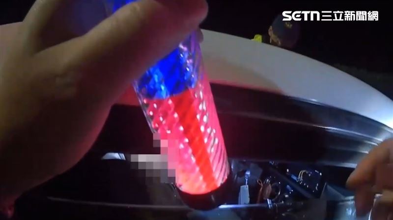 台灣新聞通訊社-爽載短裙黑絲妹出遊！金髮男拒檢被拖下車慘了　無照毒駕+搜出喪屍煙彈