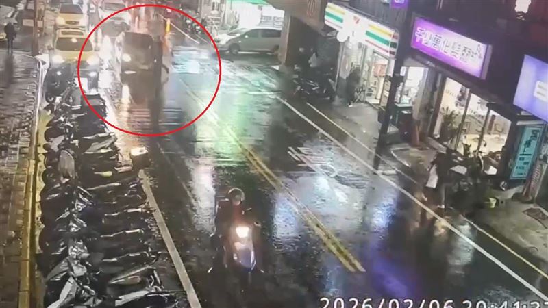 台灣新聞通訊社-基隆雨夜驚悚！女駕駛未注意撞飛行人　監視器拍下驚險瞬間