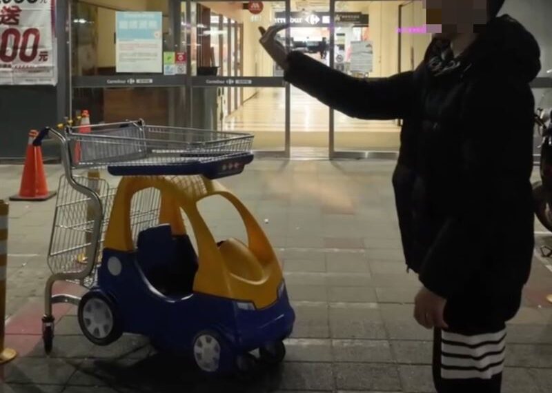 台灣新聞通訊社-跟風拍「重慶重機」！台中89男用兒童推車大玩特技　家樂福怒提告