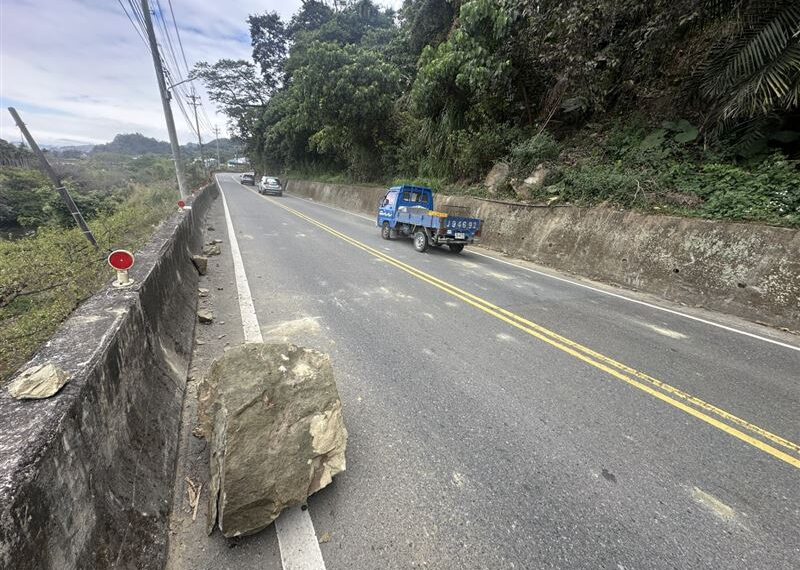 台灣新聞通訊社-台8線驚魂！百公斤巨石「天外飛來」砸中車引擎蓋　女駕駛嚇破表