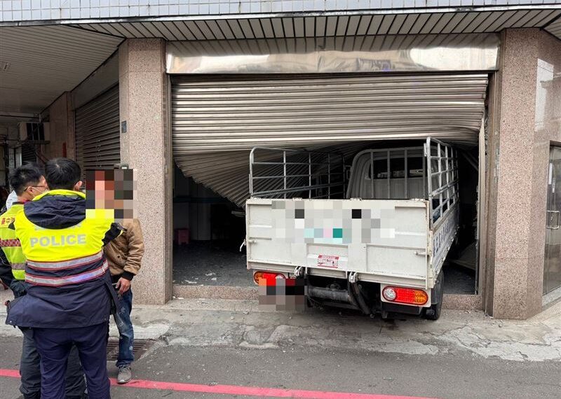 台灣新聞通訊社-恐怖撞擊！台中小貨車「酒駕暴衝」撞入民宅　鐵捲門毀損慘狀曝光