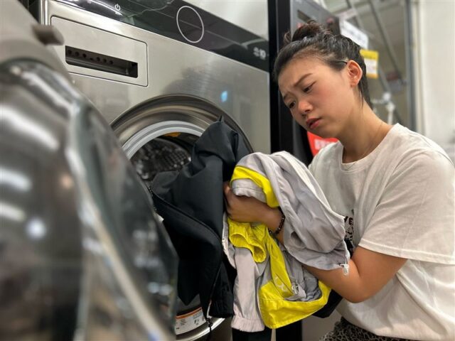 台灣新聞通訊社-洗衣悲劇！羽絨外套成「重磅大水球」恐毀機器　內行曝真相
