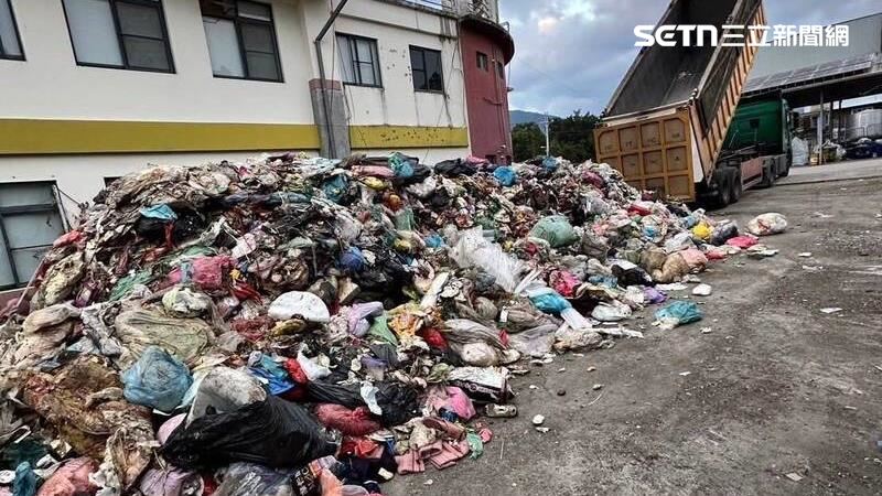 台灣新聞通訊社-埔里垃圾車首遭退運！進焚化爐驚見「輻射值超標」整車被迫載回