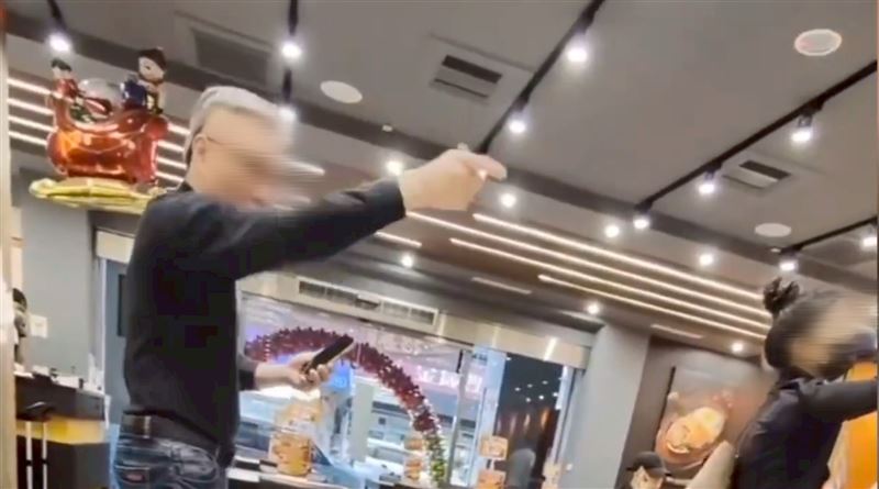 台灣新聞通訊社-吃牛排疑「2人想坐4人桌」遭拒！嘉義男怒推倒女店員　鄰客看不下去參戰