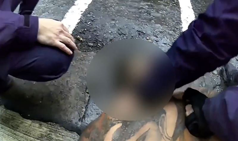 台灣新聞通訊社-醉到看保麗龍不爽！桃園醉男「掃堂腿」攻擊　見警抓狂…脫到剩內褲