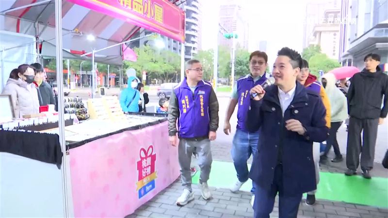 台灣新聞通訊社-何志偉掃「年貨大街」　商家、民眾熱情互動拍照