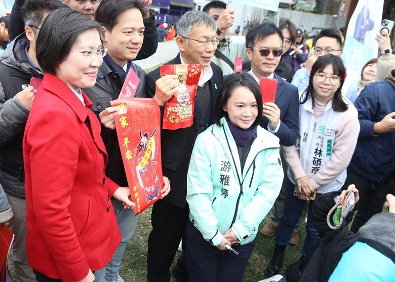 台灣新聞通訊社-藍新竹縣長初選激烈！徐欣瑩掃街巧遇柯文哲　送客家麻糬高喊「熊馬吉」