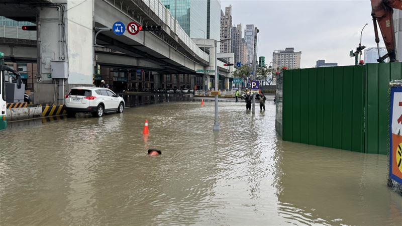 台灣新聞通訊社-新莊天橋工地挖破水管！新北大道、五工路口大淹水　交通癱瘓警急疏導