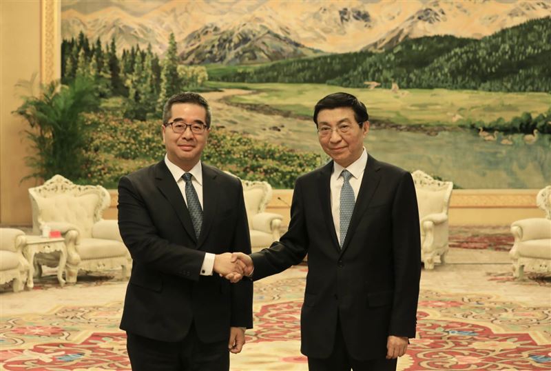 台灣新聞通訊社-蕭旭岑酸谷立言「只比科長大」！遭疑親中批美　傳藍高層急喊：恐傷選戰