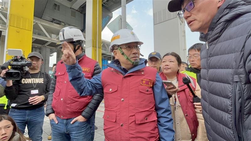 台灣新聞通訊社-新莊500公釐自來水管遭挖破影響近萬戶！侯友宜視察：盼明早能搶修完成