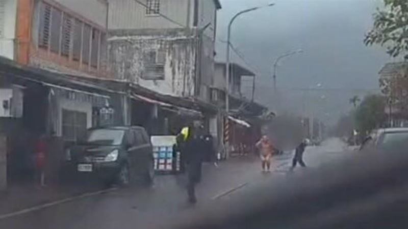 台灣新聞通訊社-花蓮醉男揮舞鐮刀斧頭！大聲咆哮、脫褲裸體挑釁警　下秒慘遭辣椒水伺候