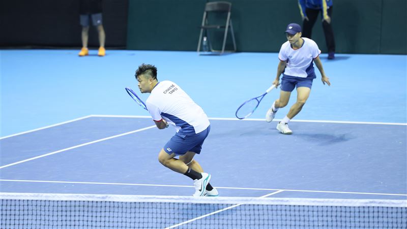 台灣新聞通訊社-台維斯盃》謝政鵬帶傷逆轉雙打、吳東霖直落二　台灣隊保住世界一級資格