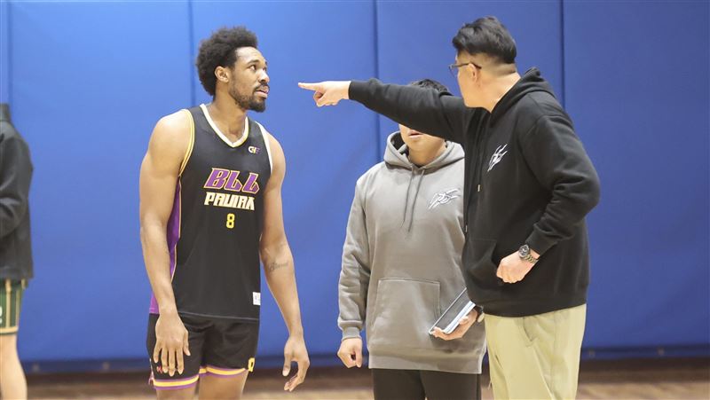 台灣新聞通訊社-SBL／吳俊雄賽後場邊飆罵伊波卡　揭誤會內幕全隊面前道歉擁抱和好