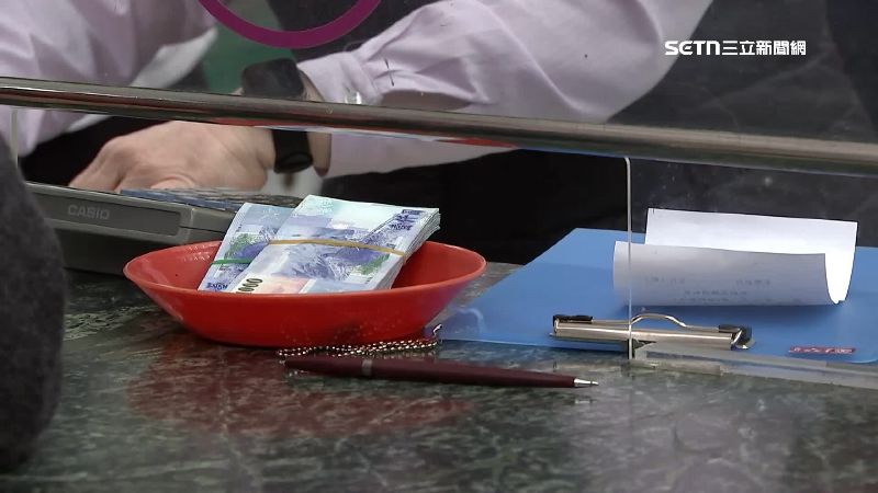 台灣新聞通訊社-臨櫃換鈔開跑！民眾捧20萬現金換「五色新鈔」