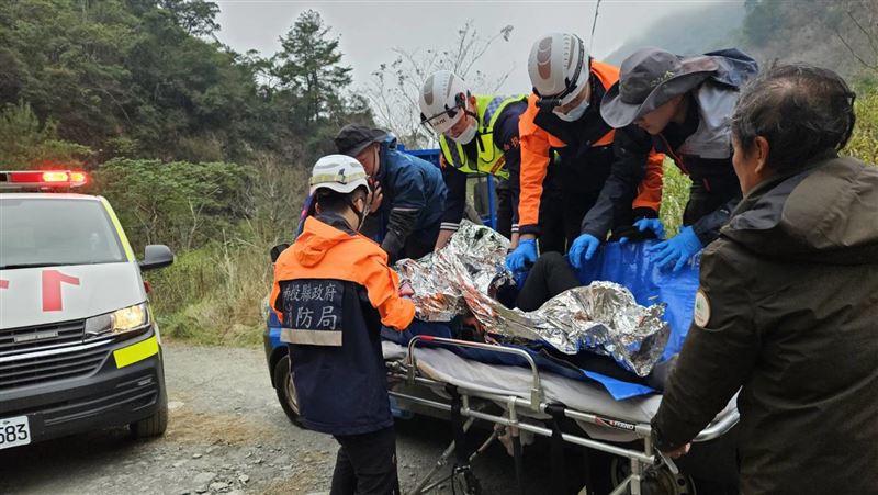 台灣新聞通訊社-南投北港溪峽谷意外！女遊客遭遭落石擊中頭部　大出血意識模糊送醫