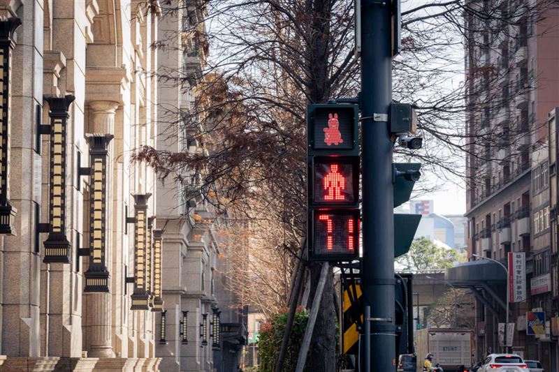 台灣新聞通訊社-小綠人輸了！新竹市行人號誌燈驚見「Rody跳跳馬」網搶打卡：心情都變好